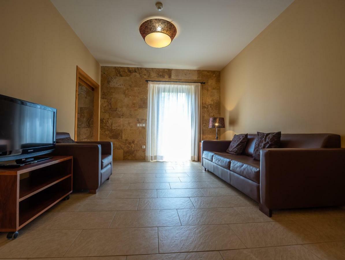Ferienwohnung L'Arcada De Fares Sant Ferriol Exterior foto